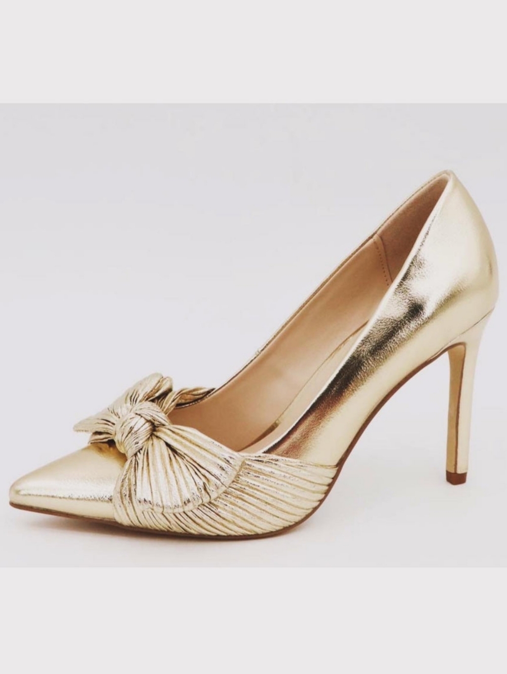 ANNE MICHELLE | Classic Gold Bow Heels - Picture 3 of 5